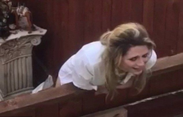 Миша Бартън изтрещя: Идва краят на света, майка ми е вещица! Актрисата влезе по спешност в лудница (СНИМКИ)