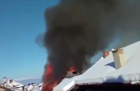 Пожар лумна в старинния квартал на Банско, щетите са огромни (ВИДЕО)