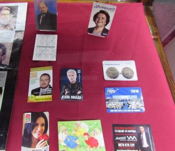Политици „грейнаха“ в изложба с над 300 календара (СНИМКИ)