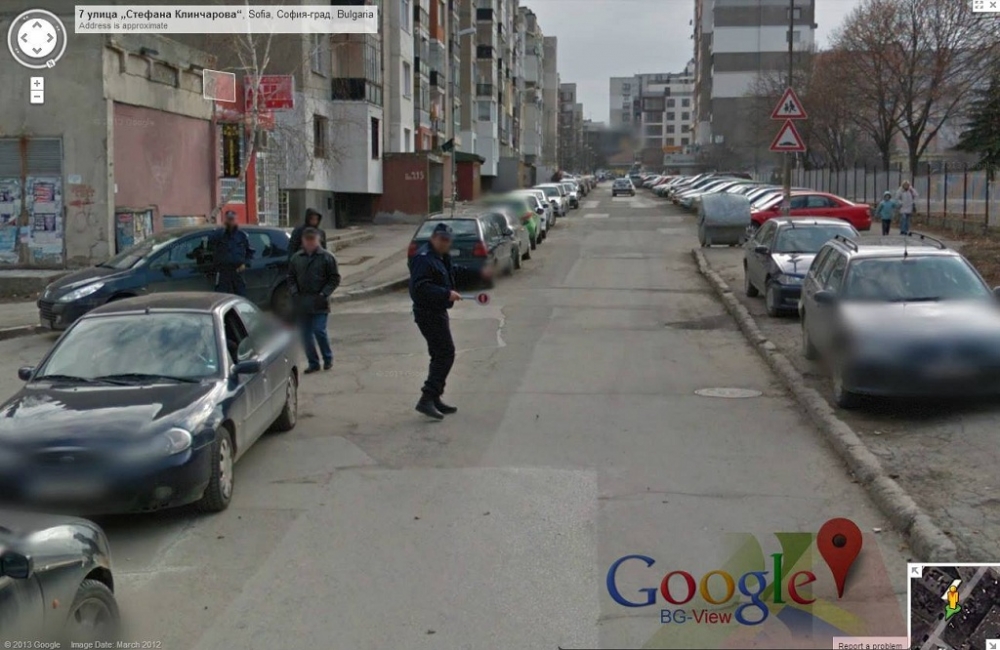 Шок в "Люлин"! Наше ченге стопира Google Street View (СНИМКИ)
