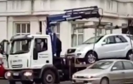 Бургазлия се хвърли като Матросов срещу паяка, пази джипа си (УНИКАЛНО ВИДЕО)
