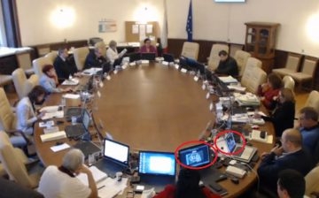 Членове на ЦИК гледат мача на Гришо с Надал по време на важно заседание