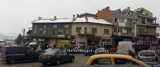 Центърът на Кърджали гъмжи от полицаи с автомати, десетки видяха убиец на живо (СНИМКИ/ВИДЕО)
