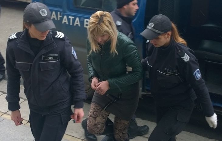 Обрат! Наркоманката Доника използва 3-годишното си дете, за да излезе на свобода