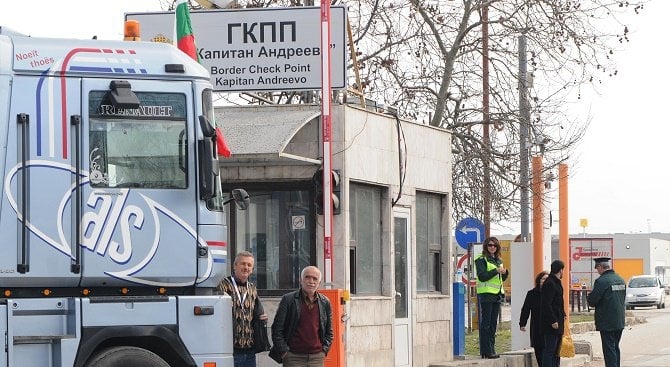 Закопчаха подкупната полицайка Камбурова след спецакция на "Капитан Андреево" 