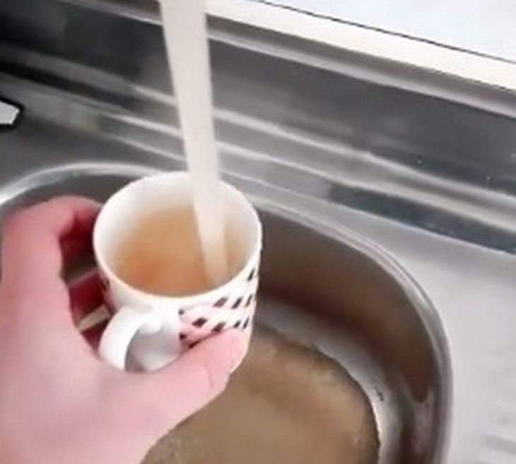 Кална вода потече от чешмите в бургаски квартал (ВИДЕО)