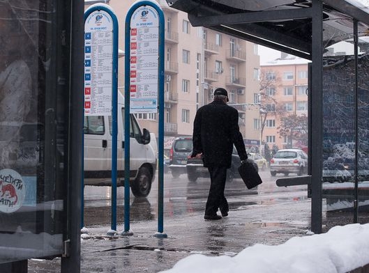 Нова мода: Непознат обикаля спирките в София и закичва кошчетата с ... (СНИМКА)