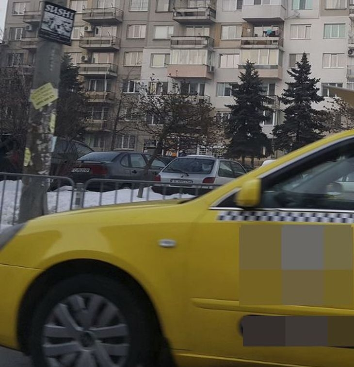 Хит в мрежата: Четири човека, едно такси, лист гипсокартон и завидна координация (СНИМКА)