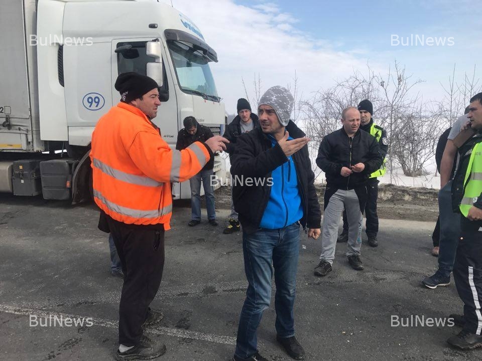 Меле с два ТИР-а затвори Е-79, единият водач бил неадекватен и паднал на земята (СНИМКИ)