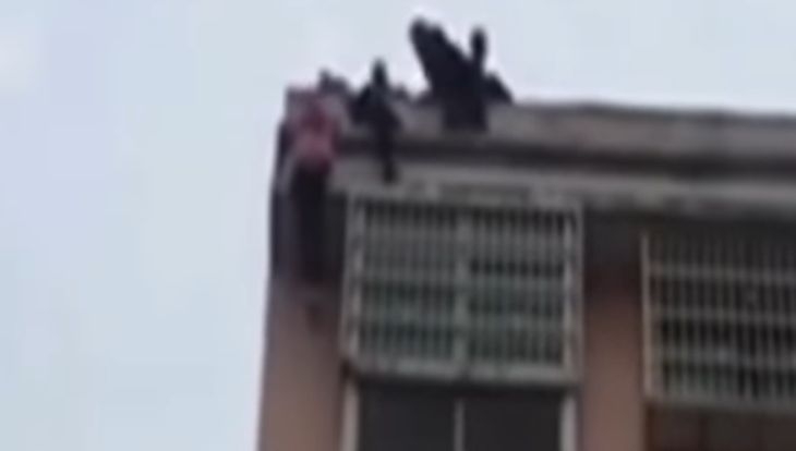 Зрелищно ВИДЕО: Китаец спаси жена си от самоубийство, хващайки я за косата