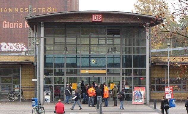 Нова гавра! Двама "добре изглеждащи" бежанци опипват 5 момичета в басейн, но им се случи случка