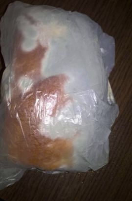 Гневна майка показа как изглежда безплатната закуска на дъщеря й, която получила в училище (СНИМКИ)