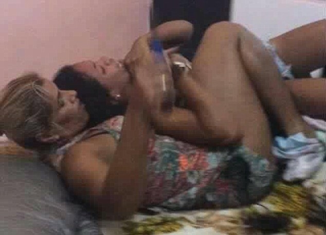 И адът трепери от гнева на измамената жена! Съпруга оскуба, съблече и разведе като куче своя съперница (СНИМКИ/ВИДЕО 18+) 