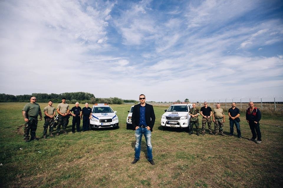 Вижте какво се случва в селото без гейове и мюсюлмани, в което властва унгарският ловец на бежанци (СНИМКИ/ВИДЕО)