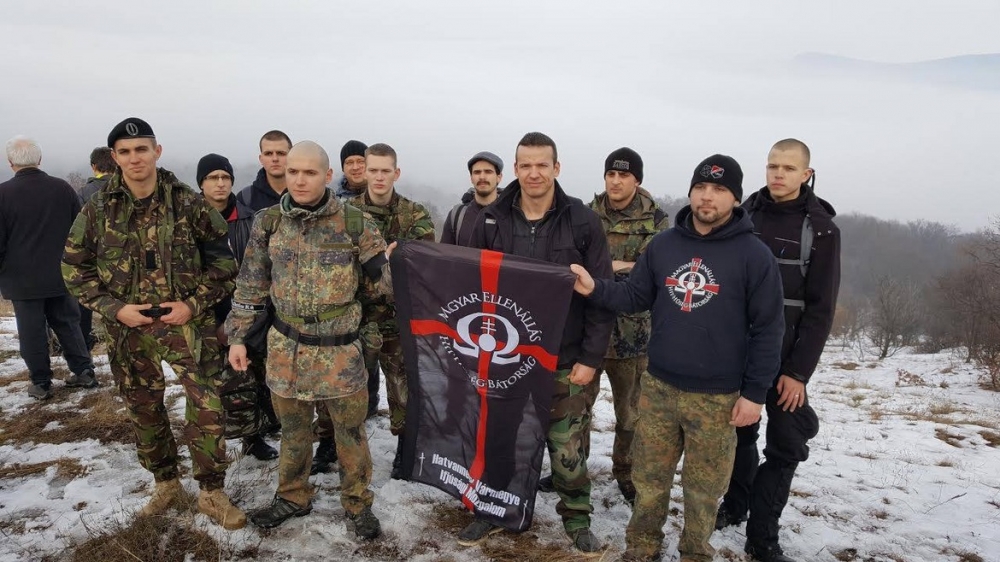 Вижте какво се случва в селото без гейове и мюсюлмани, в което властва унгарският ловец на бежанци (СНИМКИ/ВИДЕО)