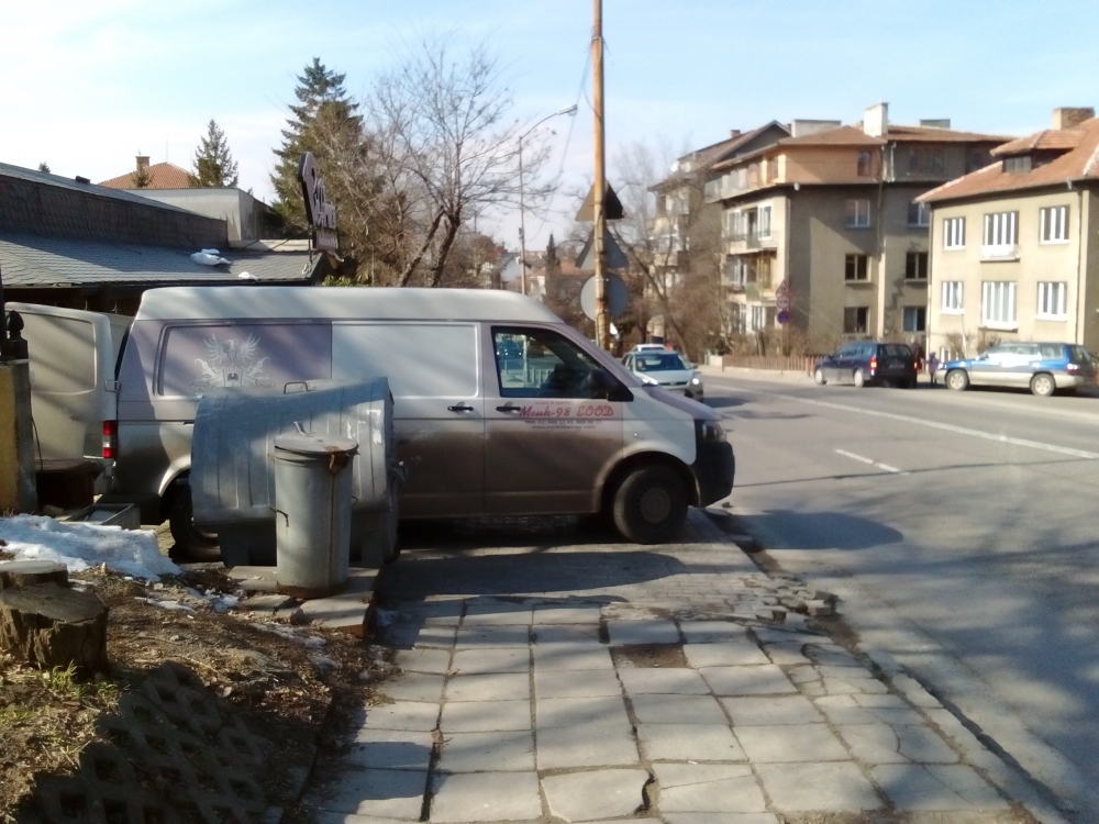 Вървейки по тротоара по бул. "Свети Наум", видях какво направи този "хубавец"- шофьор (СНИМКА)