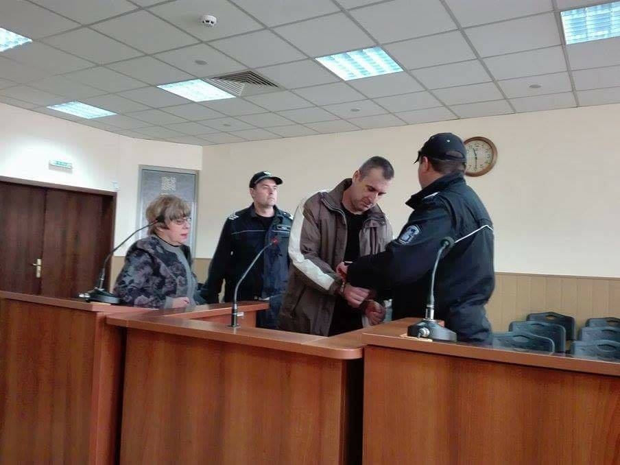 Ченгето, обвинено в убийството на родителите си:  Гаврят се с мен, тероризират ме в ареста!