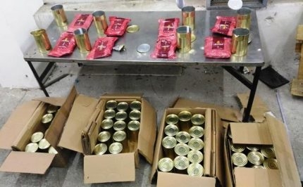 Митничари останаха втрещени от това, което намериха в консерви, натъпкани в камион, превозващ мебели (СНИМКИ)