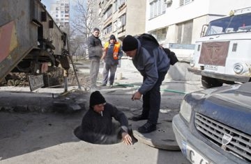 Драмите с "Топлофикация" нямат край! Гореща вода потече по улиците в "Люлин" заради спукана тръба
