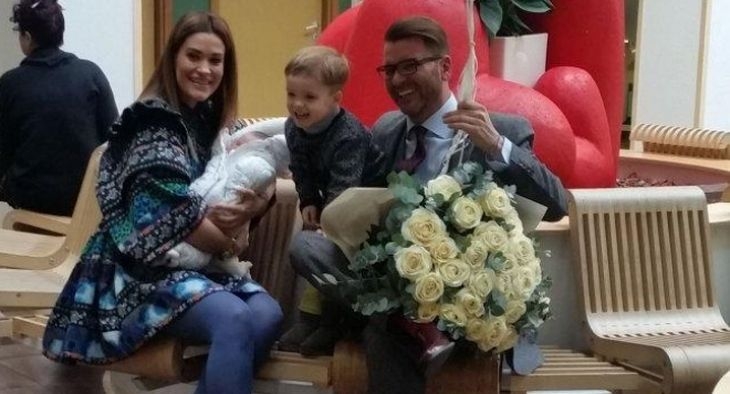 Д-р Енчев изписа дъщеря си от родилния дом с охрана от двама бабаити (СНИМКИ)