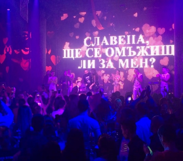 Азис падна на колене и направи нещо невиждано пред 3000 души в "Мега Мегами" на Св. Валентин (СНИМКИ)