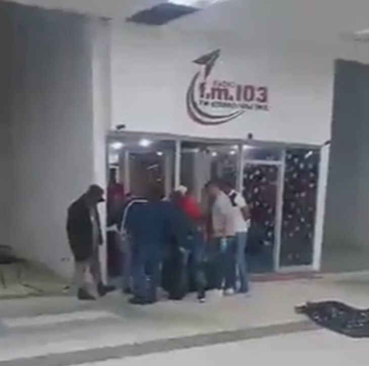 Ужас в ефир! Разстреляха 2-ма журналисти по време на живо предаване (ВИДЕО)