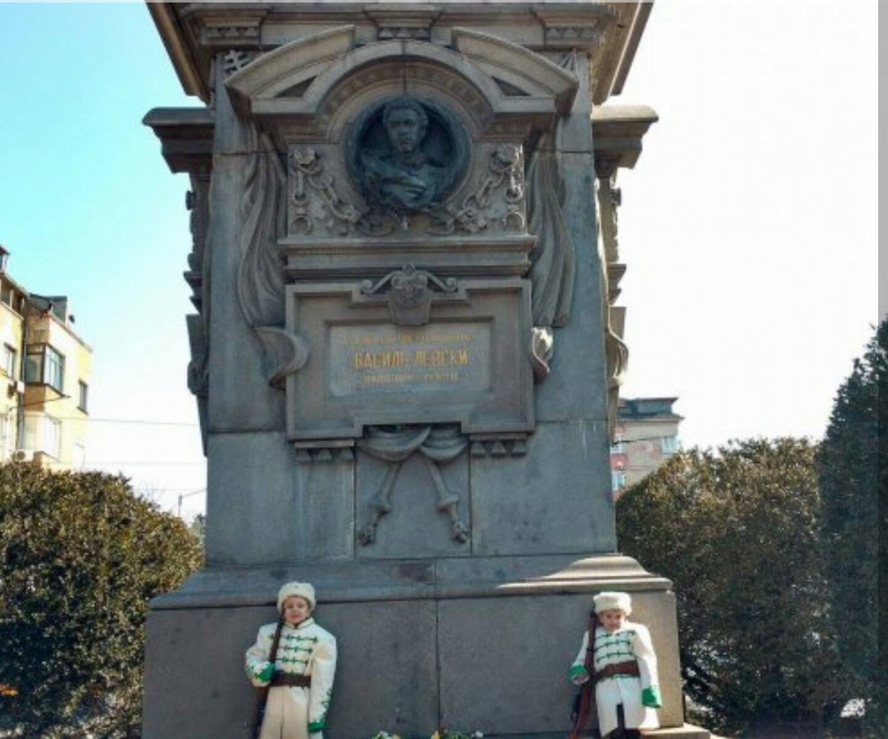 Хлапета дадоха почетен караул пред паметника на Левски в София (СНИМКИ)