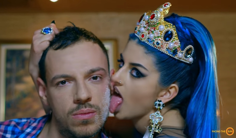 Само в БЛИЦ! Даниел Петканов се оказа голям палавник! Вижте как горещата EVA облизва мръсно лицето му в това ВИДЕО 18+