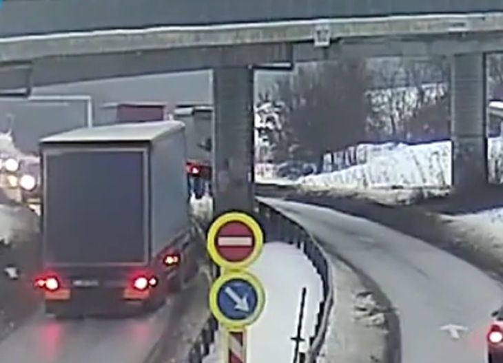 Опасно! Подвеждаща табела на Пътен възел „Коритна” праща шофьорите в насрещното (ВИДЕО)