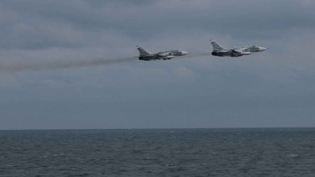 ЕКСКЛУЗИВНИ КАДРИ: Вижте как руски Су-24 изплашиха моряците на миненосеца Porter