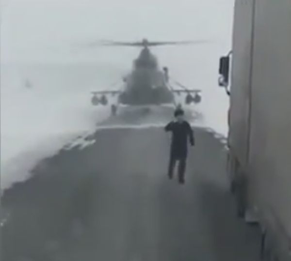 Военен вертолет Ми-8 кацна на шосе в Казахстан, след това се случи нещо невиждано (ВИДЕО)  