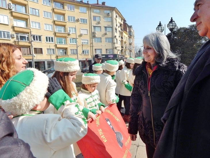 Маргарита Попова поднесе цветя пред паметника на Васил Левски (СНИМКИ)