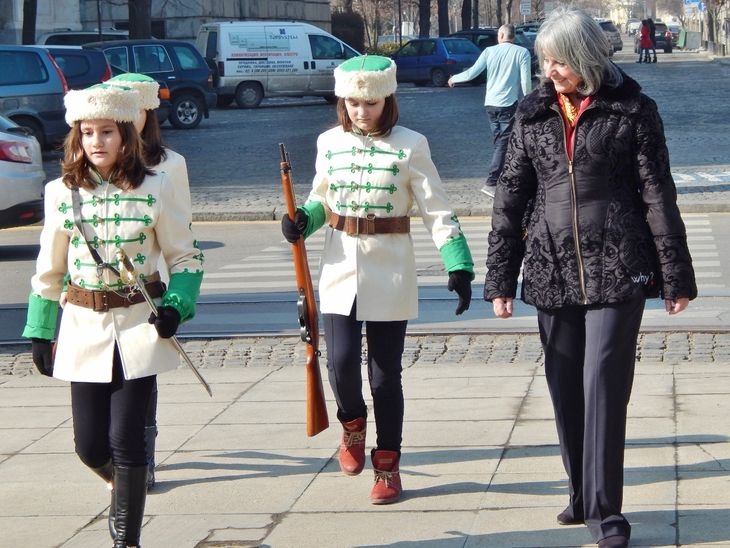 Маргарита Попова поднесе цветя пред паметника на Васил Левски (СНИМКИ)