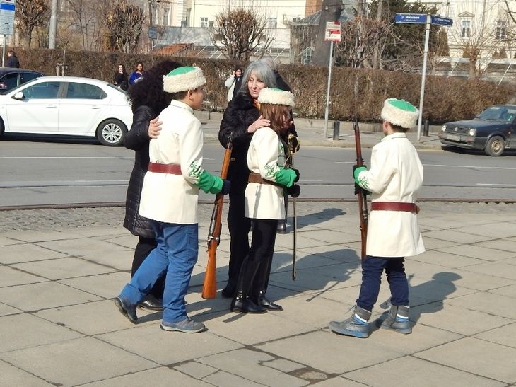 Маргарита Попова поднесе цветя пред паметника на Васил Левски (СНИМКИ)