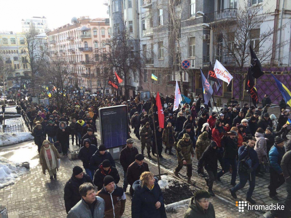 Иде ли втори Майдан? В Киев стотици се вдигнаха на протест, има пострадали! (СНИМКИ/ВИДЕО)