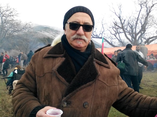 Етиен Леви казва, че целувка без мустак е като небе без звезди