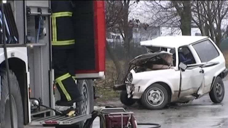 Младеж с яка Лада Нива оцеля по чудо след зверски удар с камион на пътя Бургас-Варна