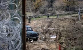 Хванаха петима каналджии, натъпкали 31 афганистанци в пет коли