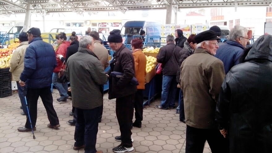 Емисари на бутикова дясна партийка агитират кърджалийци: Да те пишем в листите, ще изкараш някой лев! 