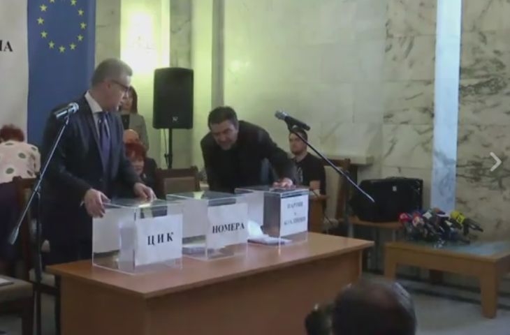 Това реши съдбовният жребий за номерата на партиите в бюлетините, ГЕРБ и БСП отново са невероятно близо!