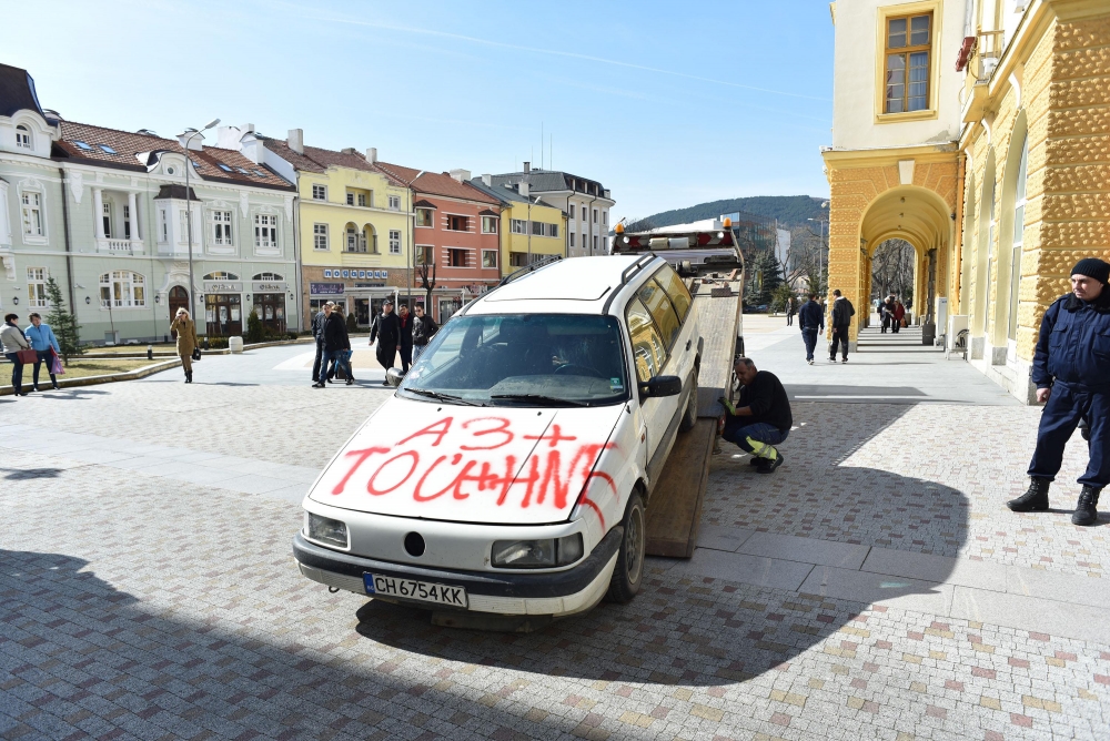 Мъж заплаши да се разпъне на Стария бряст в Сливен (СНИМКИ)