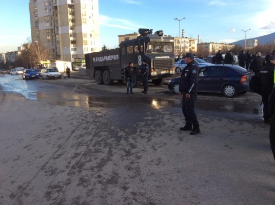 В София е страшно! Водни оръжия, полиция и жандармерия вардят озверели роми (СНИМКИ/ВИДЕО)