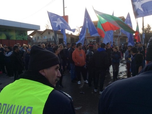 В София е страшно! Водни оръжия, полиция и жандармерия вардят озверели роми (СНИМКИ/ВИДЕО)