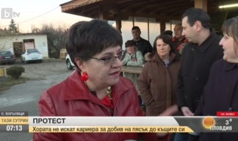 Жители на костинбродско село протестират срещу кариера за добив на пясък