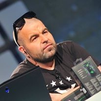 Прощалният драматичен пост на Роро: Приятели, на легло съм, имам нужда от...