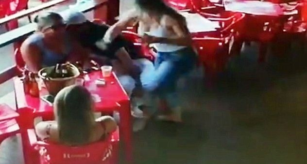 Измамена брюнетка спука от бой своя приятел и русата му любовница в кафене (ВИДЕО)