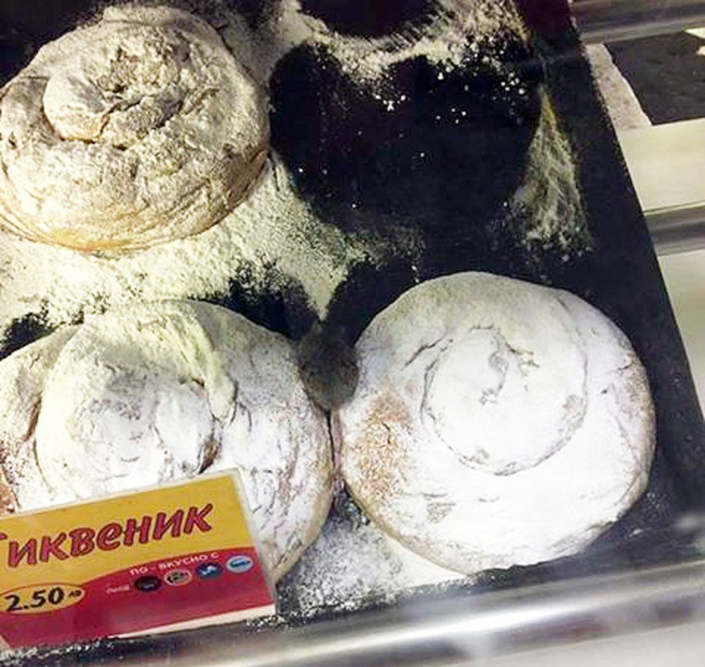 Потрес в Хасково: Мишленце се е свряло между закуските в заведение (СНИМКА)