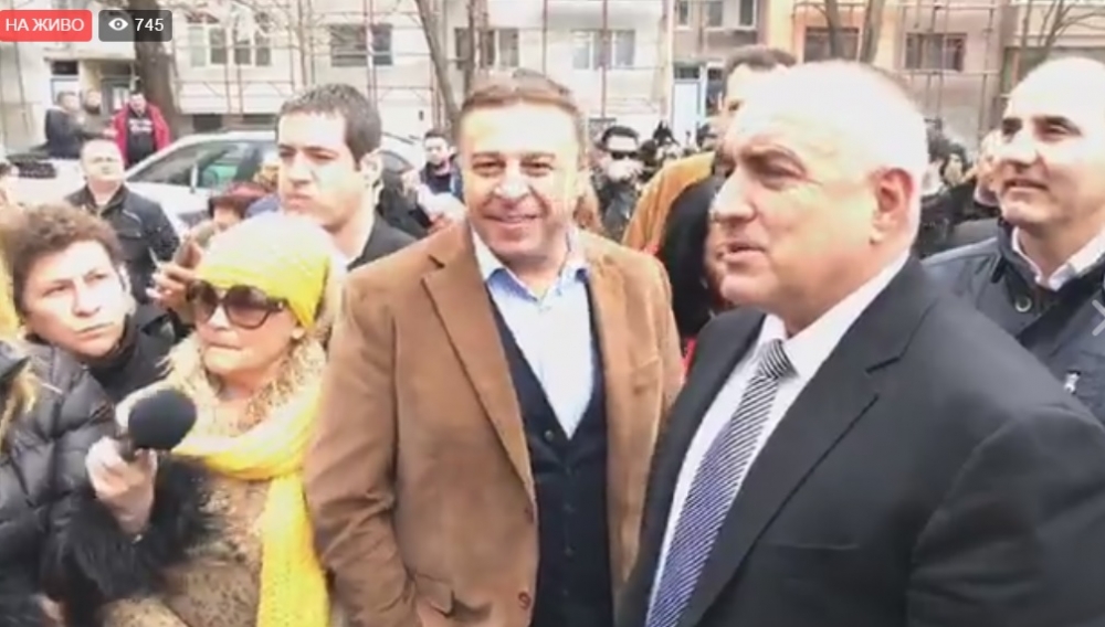 Ексклузивно в БЛИЦ! Бойко успокоява разярила се тълпа в Благоевград (СНИМКИ/ВИДЕО)