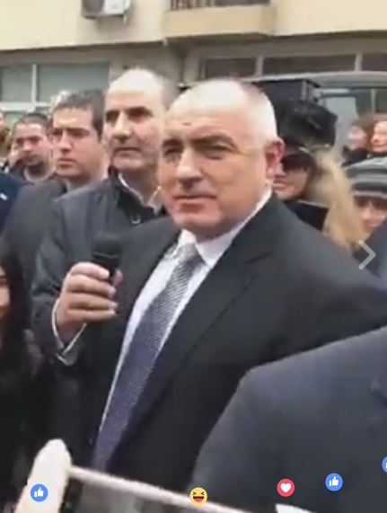 Ексклузивно в БЛИЦ! Бойко успокоява разярила се тълпа в Благоевград (СНИМКИ/ВИДЕО)