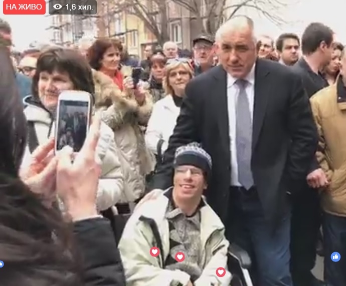 Ексклузивно в БЛИЦ! Бойко успокоява разярила се тълпа в Благоевград (СНИМКИ/ВИДЕО)